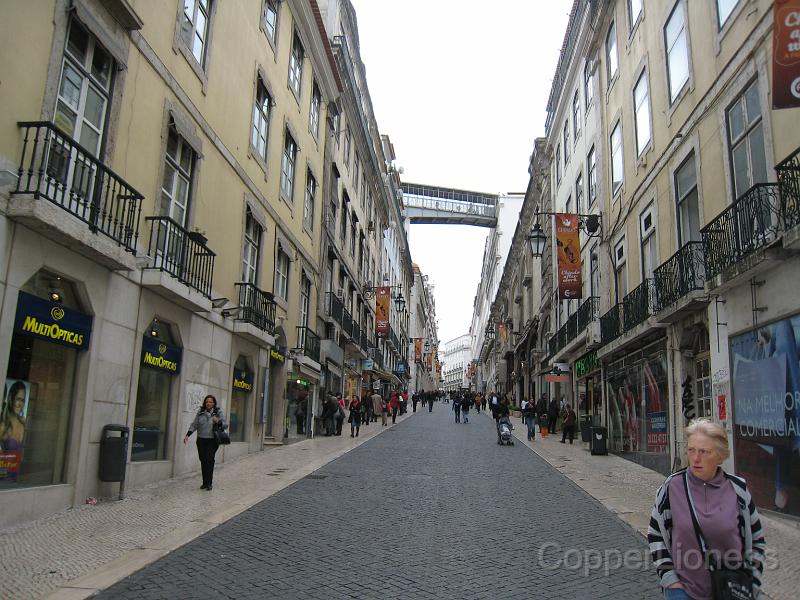 IMG_4477.JPG - The famous street elevator above a shopping street.