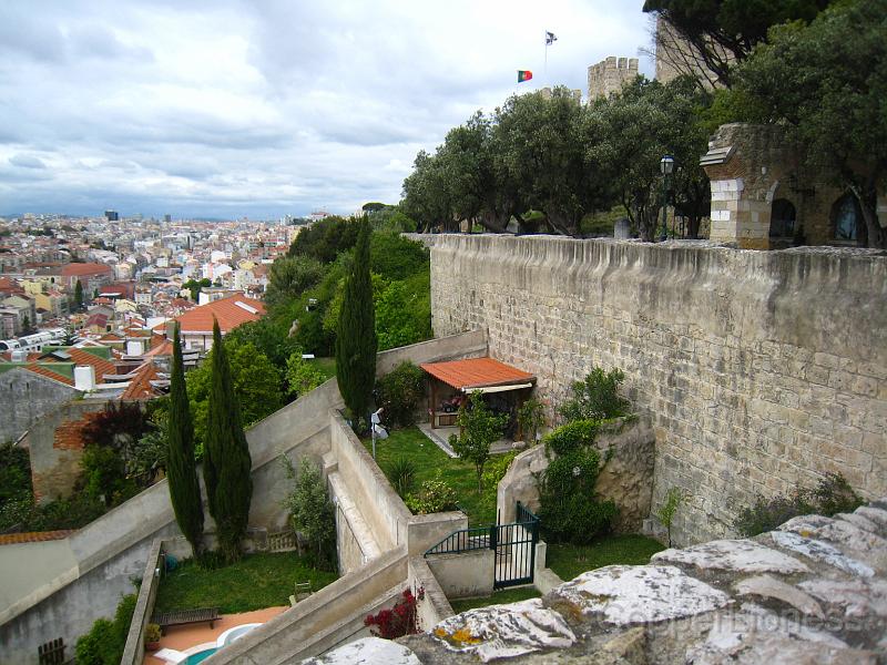 IMG_4543.JPG - These folks' garden was terrassed right up to the castle walls.