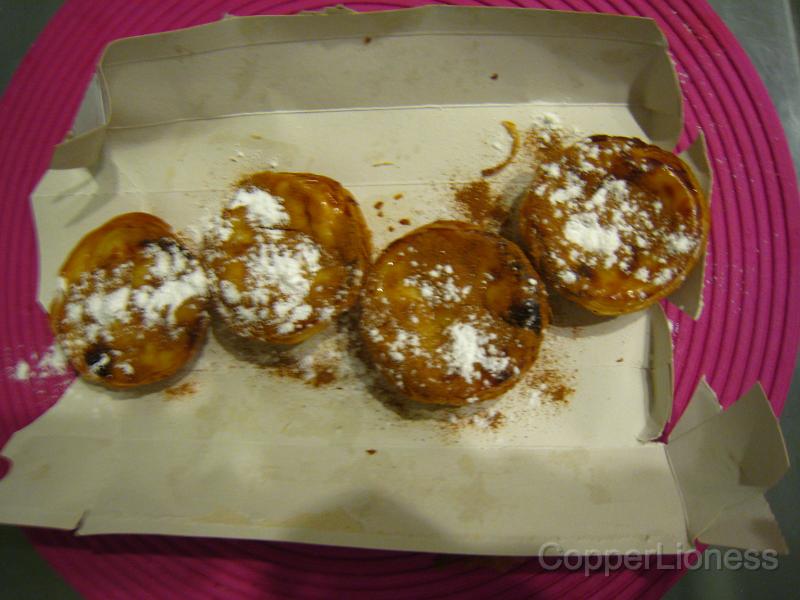 IMG_4627.JPG - The pastries - they give you little packets of icing sugar and cinnamon to sprinkle on.